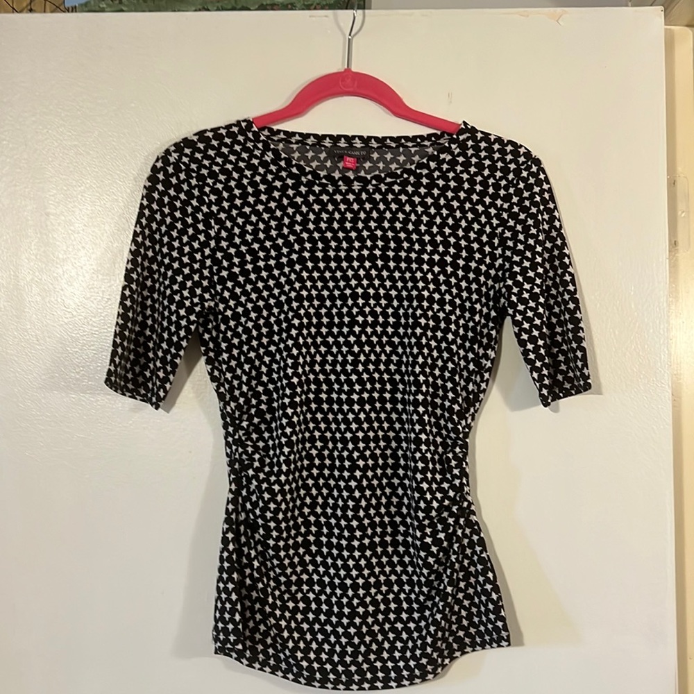 Vince Camuto black/cream geometric top